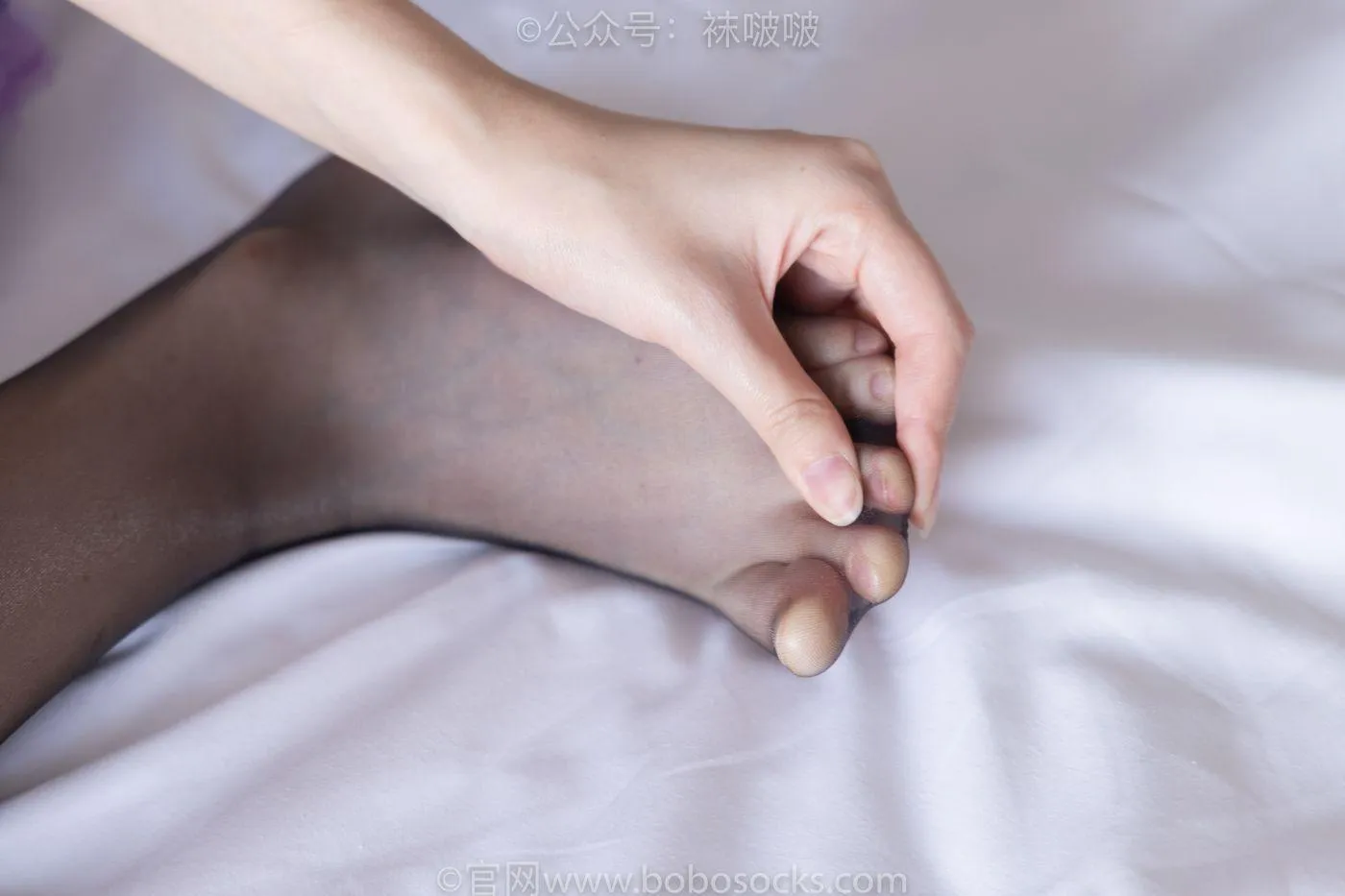 [BoBoSocks袜啵啵]NO.045 小甜豆-小魔女装、高跟凉鞋、油亮黑丝 [131P]插图4
